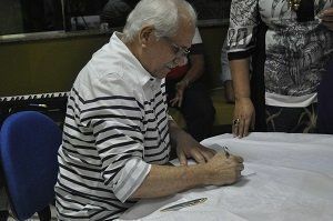 Professor Cyrino autografa exemplares para amigos